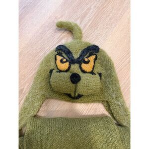Dr. Seuss “Grinch” Hat & Pocket Scarf Set